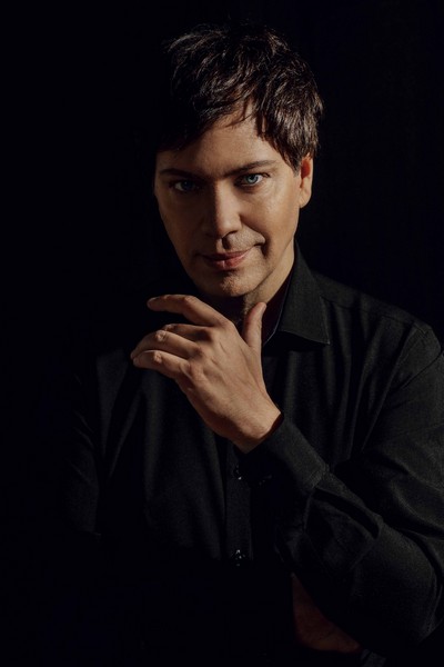 World-renowned composer and pianist Steve Barakatt will offer 'Motherland'